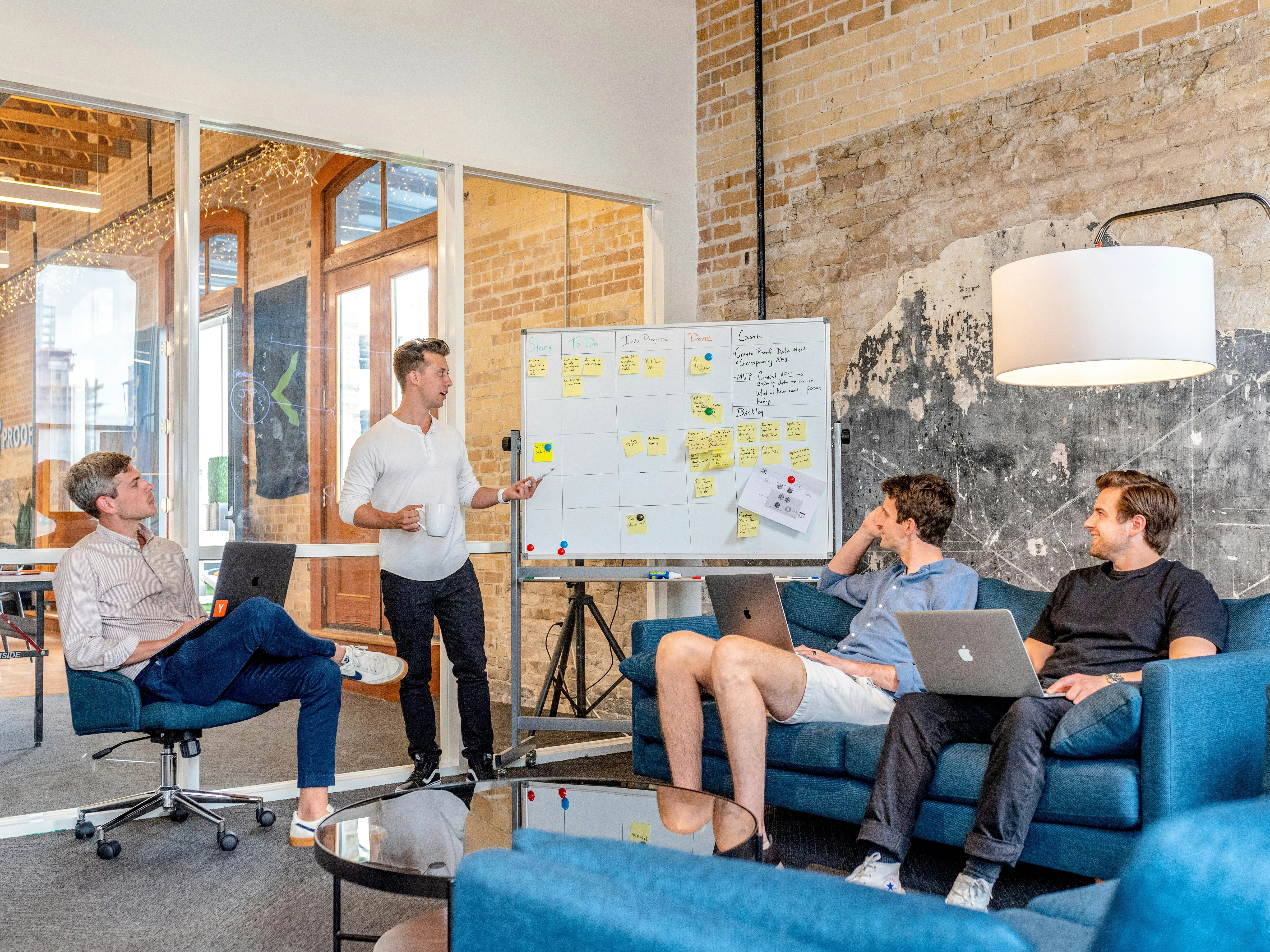Workshop-Situation am Whiteboard mit Kundenteam