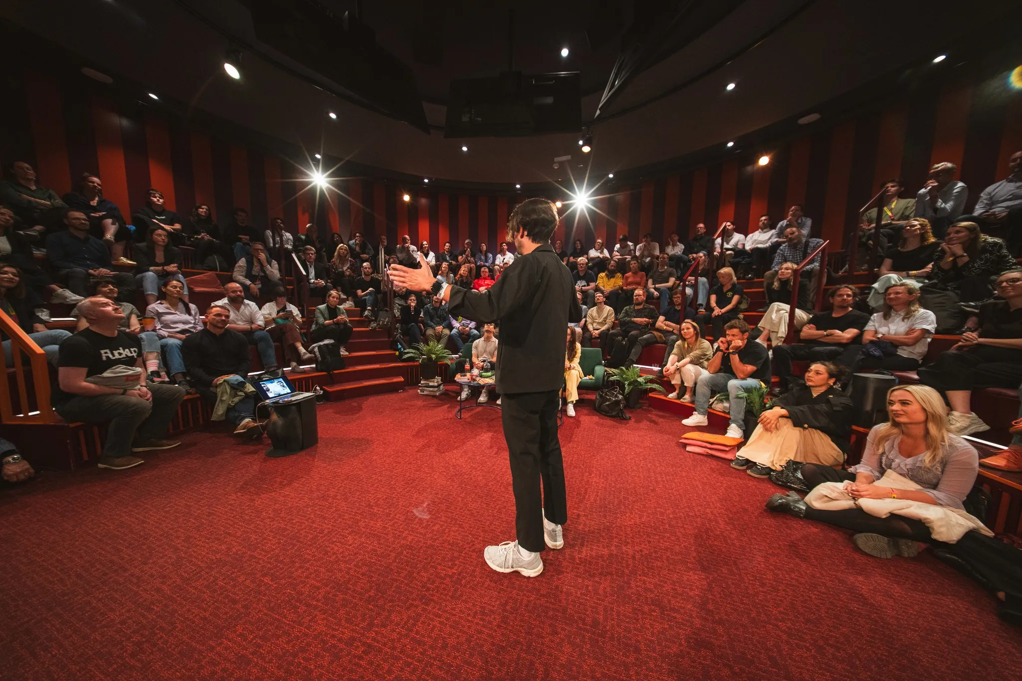 Bernhard Hauser spricht bei Fuckup Nights Vienna vor vollem Saal